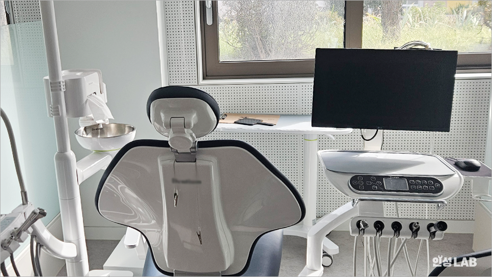 장착 완료 후, 테스트 중인 치과장비 미니PC 컴퓨터
