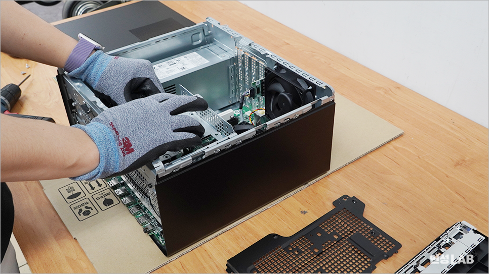 B2B 기업용 제품으로 나온 데스크탑 PC의 내부 분해 장면. 기업용 제품이 내구성이 더 좋고 튼튼하다.