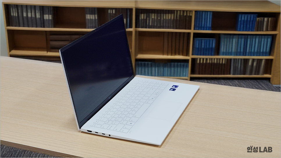 LG그램 AMD 15ZD80T-GX56K 화이트 모델 모습