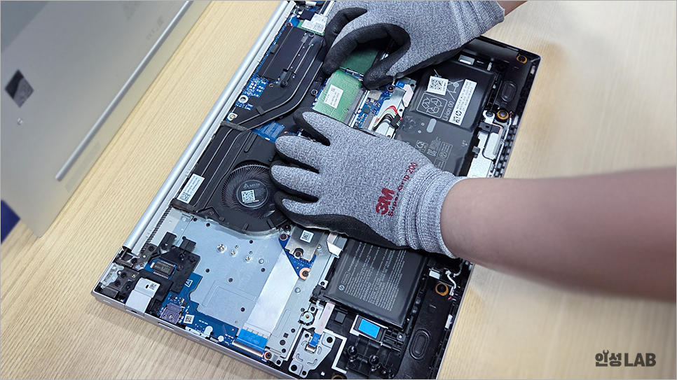 HP ProBook 4 G1i 노트북 RAM 슬롯 업그레이드 중인 모습