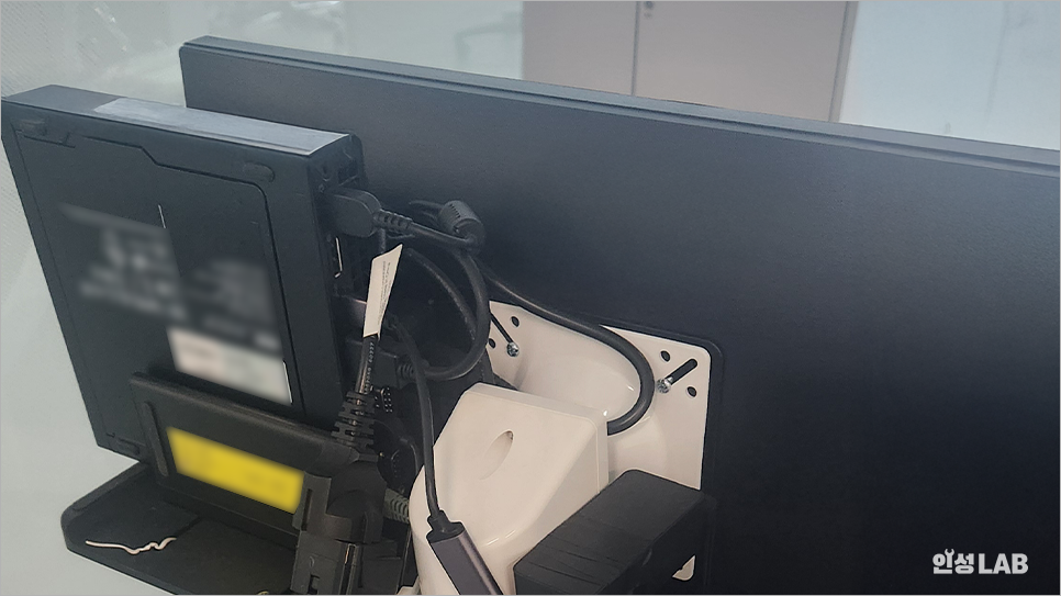 모니터 뒷편에 연결한 미니PC 장비