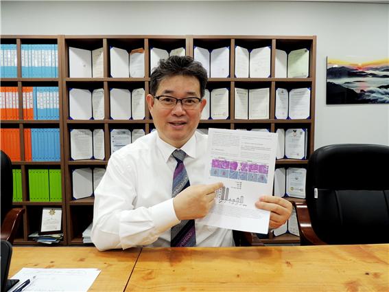 ▲이삼구 239바이오 대표는 우리나라 대표 식용곤충 전문가다. 이삼구 대표가 전북 익산 239바이오 회의실에서 자사 식품을 복용 후 당뇨환자의 췌장베타세포가 재생된 조직사진을 소개하고 있다. [사진=239바이오]