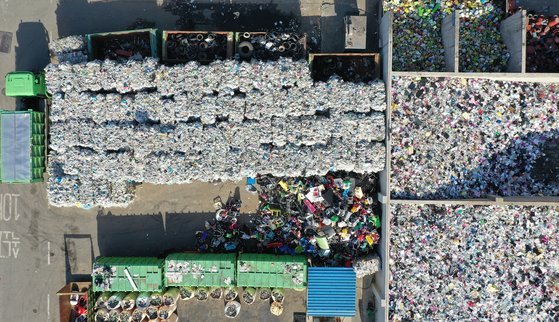 경기 수원시 영통구 수원시 자원순환센타 야적장에 각 가정에서 수거한 일회용 플라스틱 쓰레기가 수북히 쌓여 있다. 뉴시스