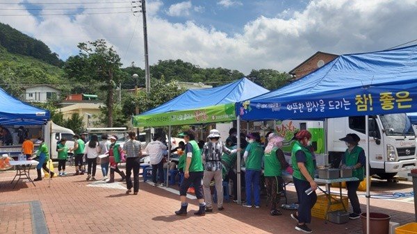 전국에서 찾아온 자원봉사자들이 각자의 맡은 일에 열중하고 있다.