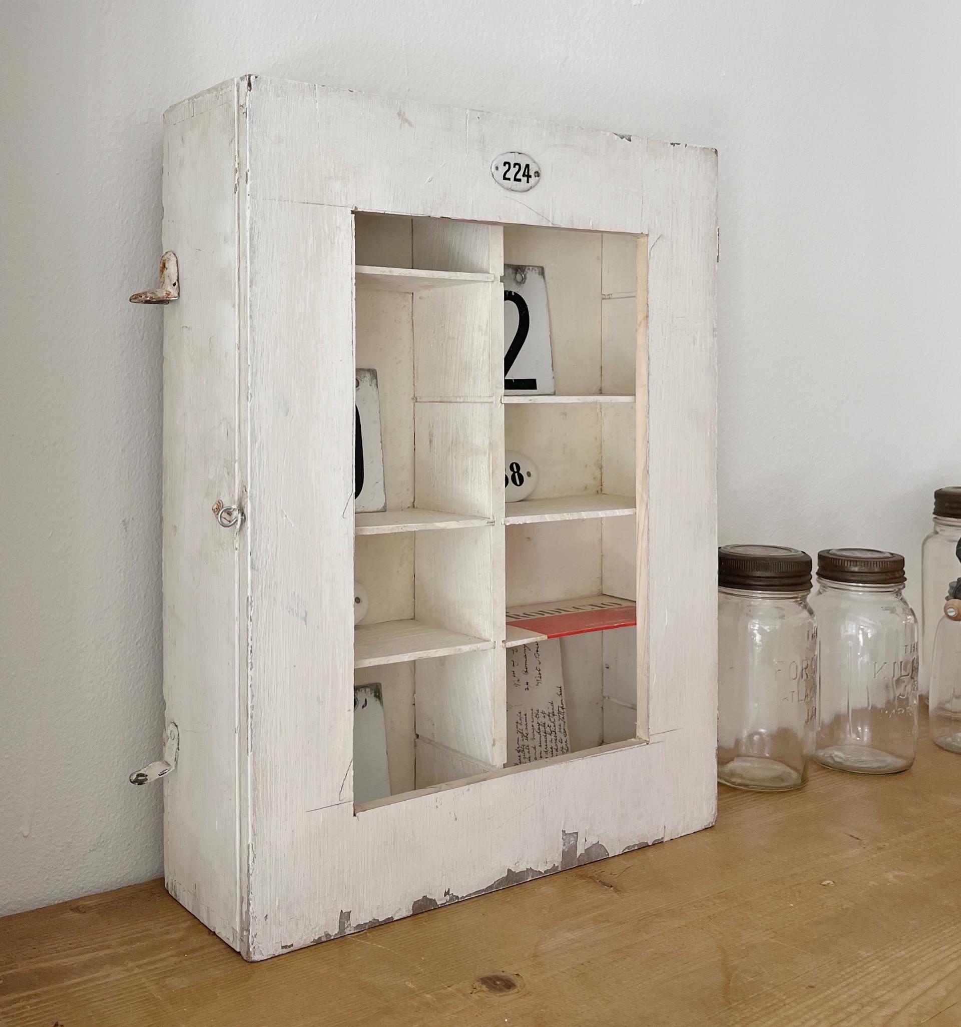 [f91] old vintage wooden medicine chest Brocante at Home