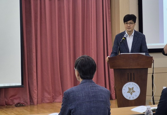 29일 오후 2시 서울 여의도 이룸센터에서 개최된 ‘2026 발달장애인 의료 이용 실태 진단과 제도개선 방안 모색을 위한 토론회’에서 발제하는 서울대학교 보건대학원 환경보건학과 김승섭 교수. ©에이블뉴스
