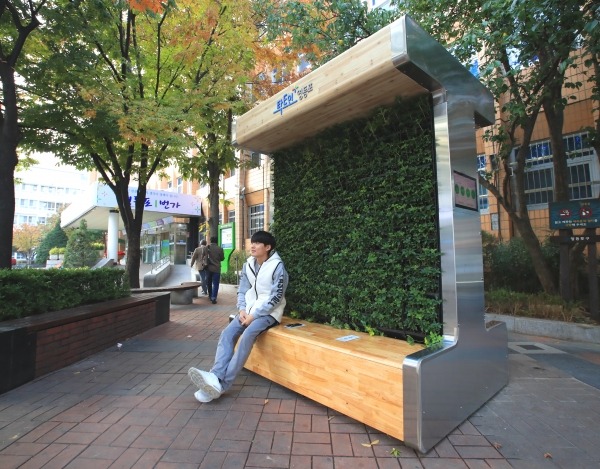 영등포구가 구청 앞 뜨락, 문래공원 2곳에 미세먼지 저감 벤치를 최근 설치했다. 사진=영등포구 제공