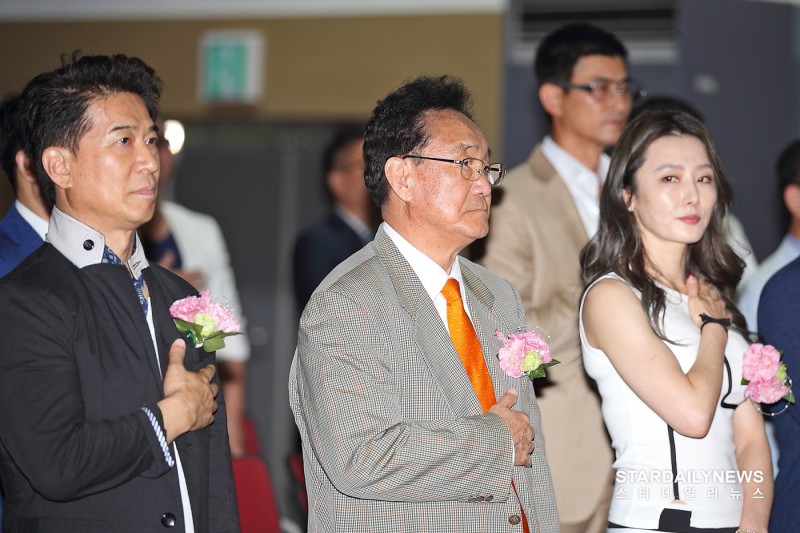 5c52a6cd1f9ef.jpg