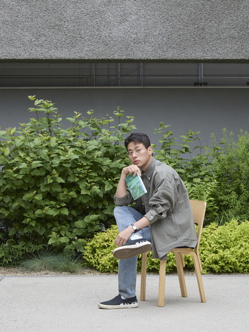 소설 '첫 여름, 완주'를 들고 있는 박정민.