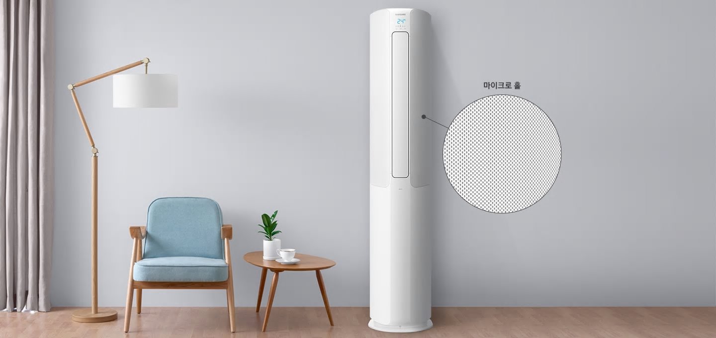 거실에 DP된 에어컨을 보여주고 있습니다. (에어컨 우측 화면에는 마이크로홀 확대컷을 디테일하게 보여주고 있습니다.)
