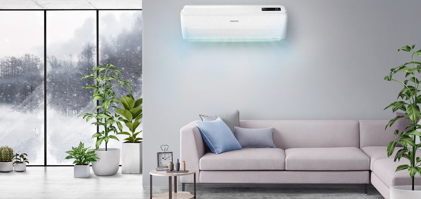 미세먼지가 많은 날, 거실에 작동중인 벽걸이 에어컨이 보여지고 있습니다.