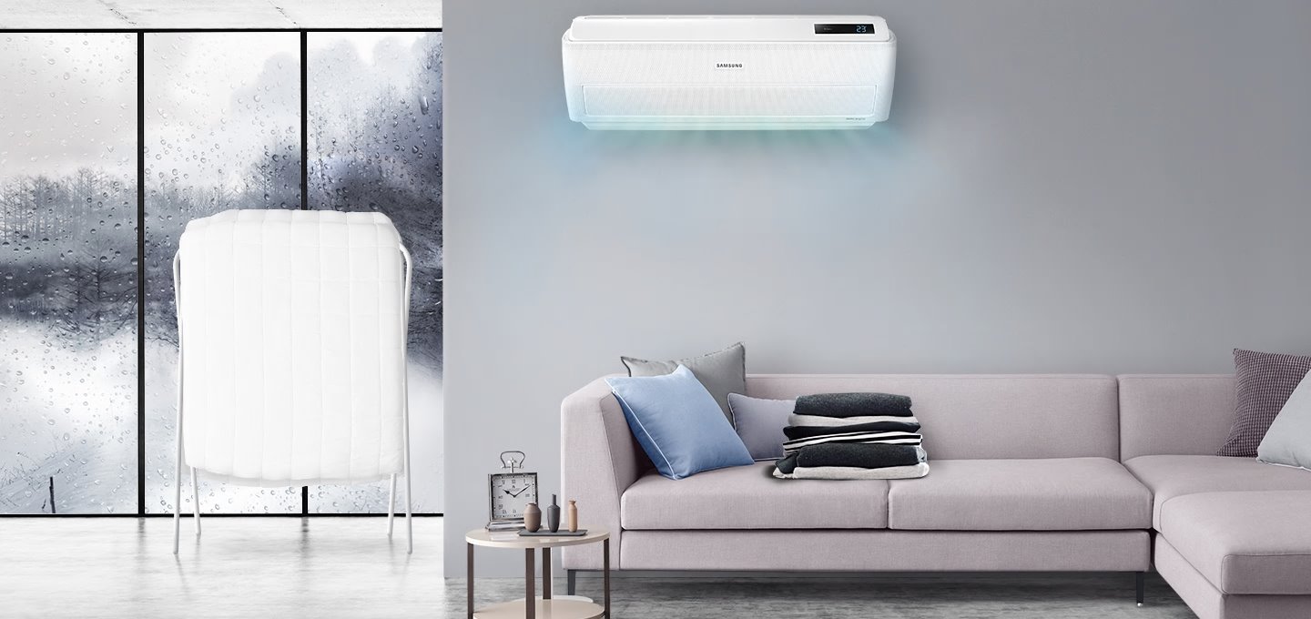 비오는 날, 거실에서 무풍제습으로 작동중인 벽걸이 에어컨이 보여지고 있습니다.