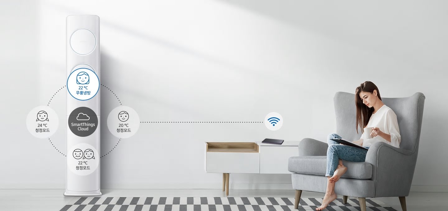 에어컨과 스마트폰을 연결하여 목소리로 냉방을 설정하고 있습니다.