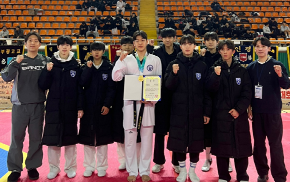 충주고 태권도부가 2026 전국종별태권도선수권대회에서 창단 이후 첫 우승을 차지한 후 기념 촬영을 하고 있다. [사진=충주교육지원청]