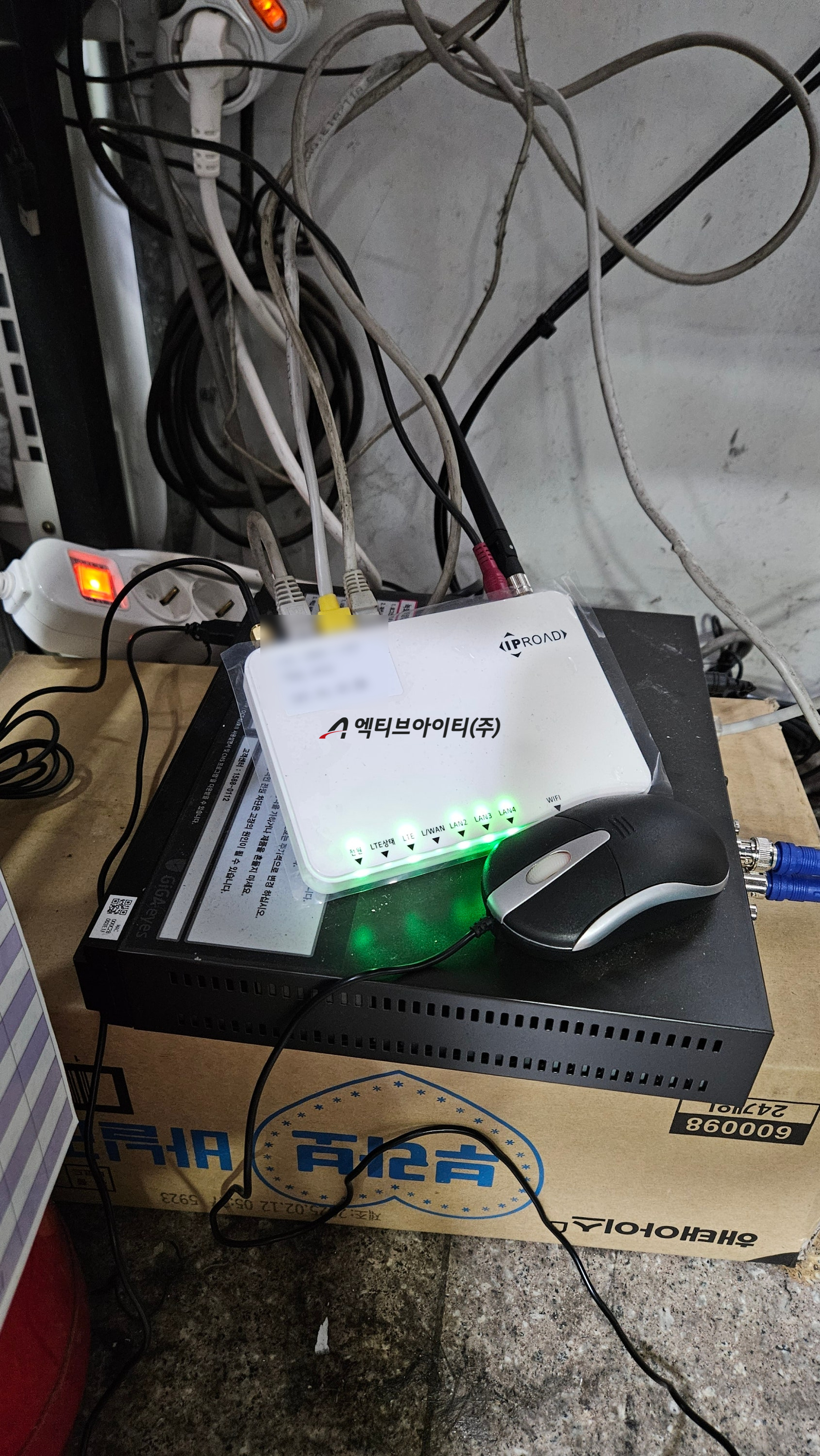 지하철 상가 무인매장에 설치된 LTE 무선라우터와 복잡한 유선 장비 연결 환경