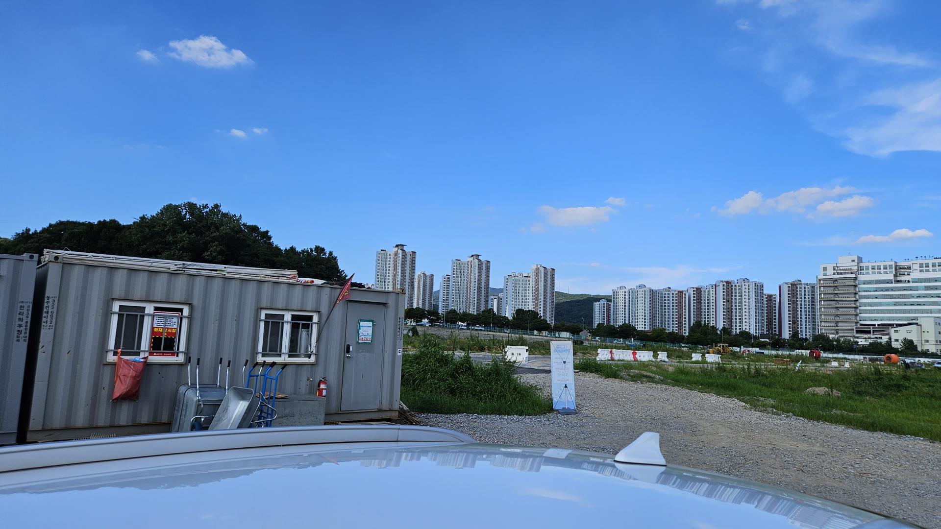 건설현장 라우터를 통해 사무실 직원들이 도면 전송과 인터넷 업무를 처리하는 장면