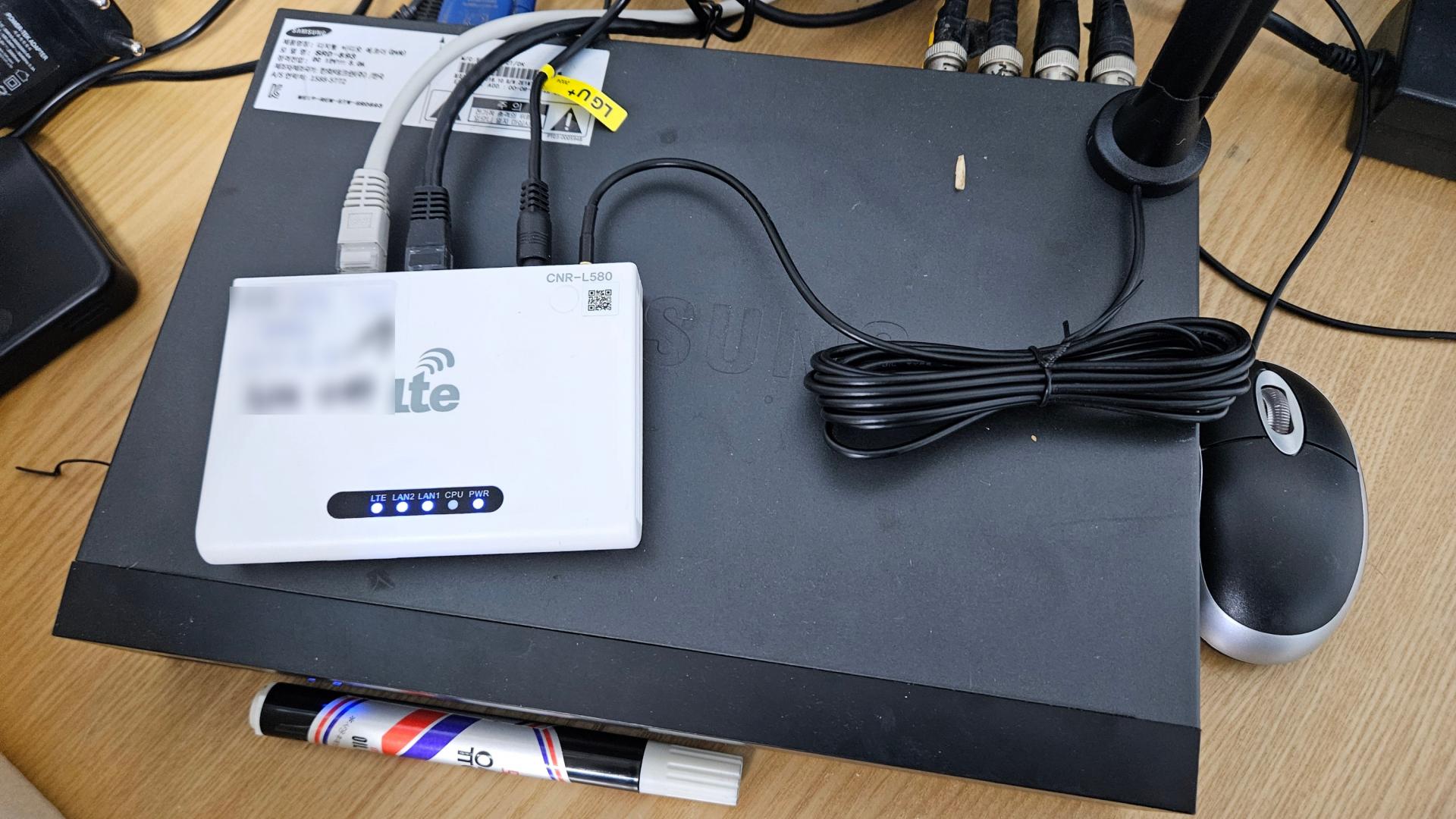 CNR-L580 모델 LTE 라우터가 설치된 축사 내 통신 장비 근접 촬영