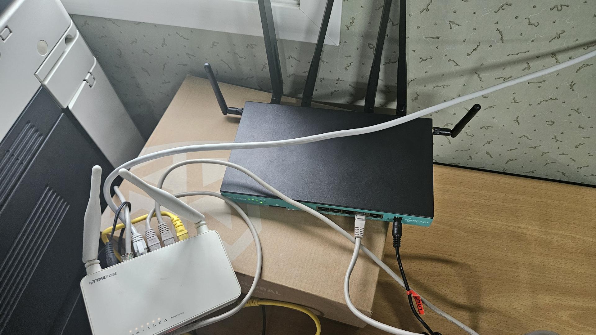 아파트 건설현장 사무실에 설치된 5G 건설현장 라우터 IPR-5000W 모습