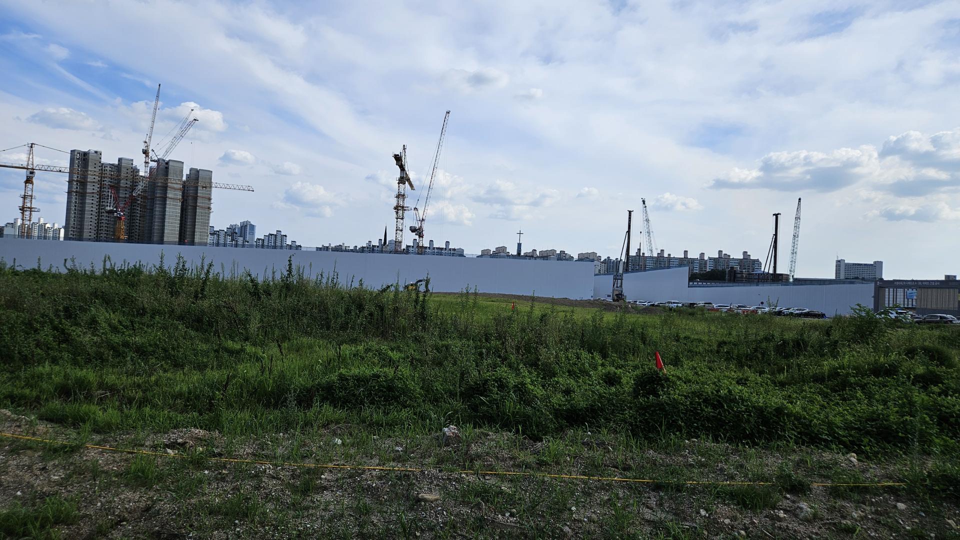 유선 인터넷 없이 5G 건설현장 라우터로 무선 와이파이를 사용하는 현장 사무실 풍경