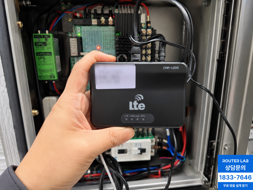 LTE 라우터 확대컷 (버스정류장 내부 시스템이 보이는)