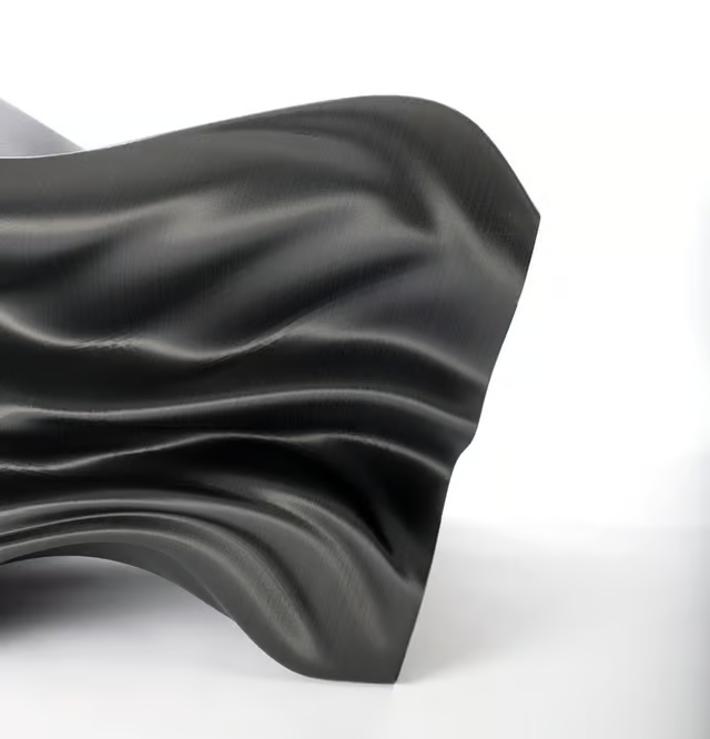 Slicelab이 디자인하고 EXT 1270 Titan Pellet 3D 프린트에서 탄소 섬유 ABS 펠릿으로 3D 프린트한 3D 프린트 Steam Lounge Chair. 