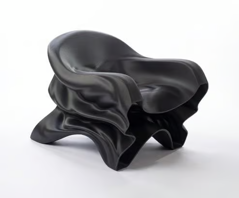 Slicelab이 디자인하고 EXT 1270 Titan Pellet 3D 프린터에서 PETG 펠릿으로 3D 프린트한 라운지 의자.
