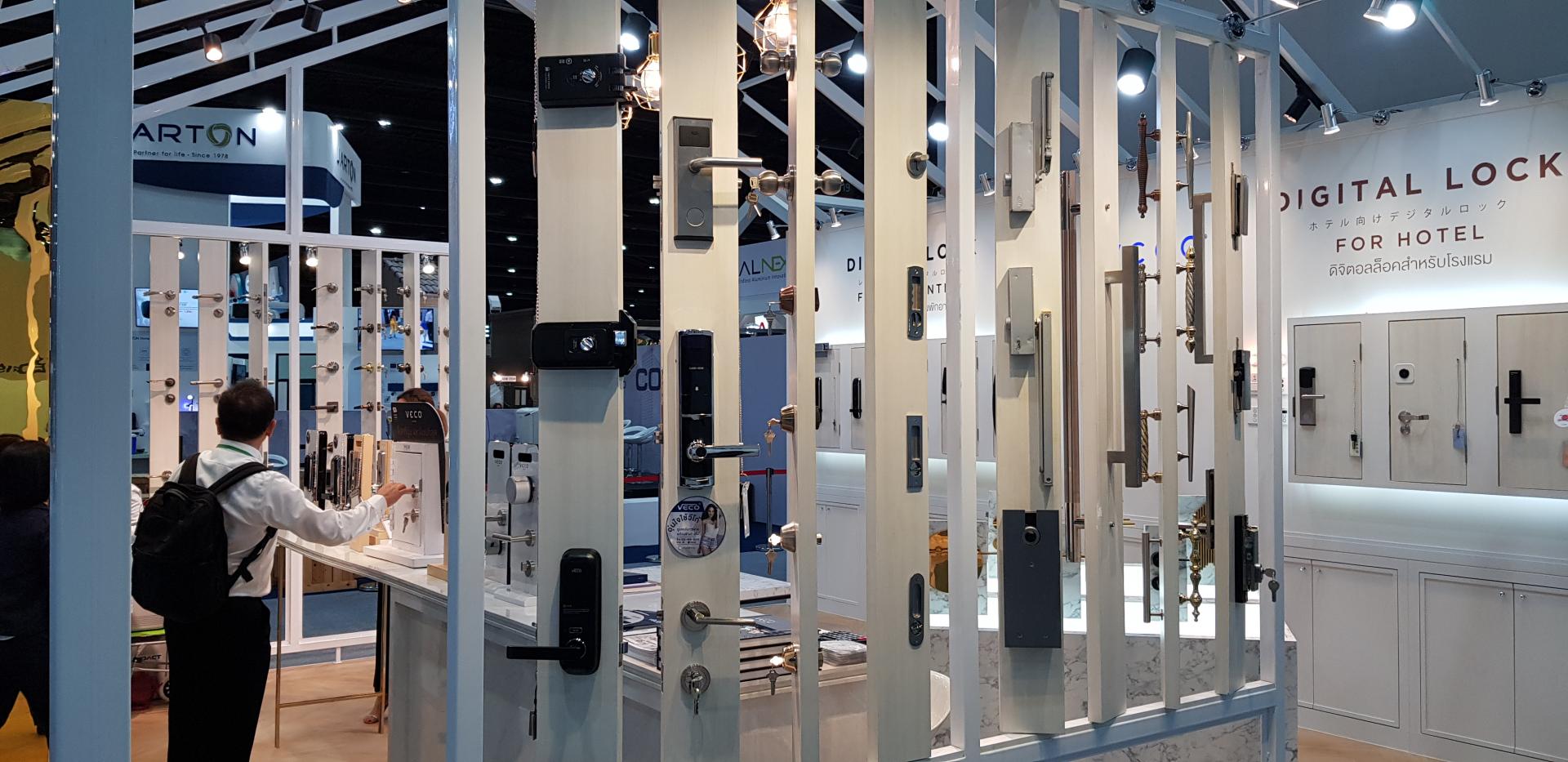 참관객 응대 중