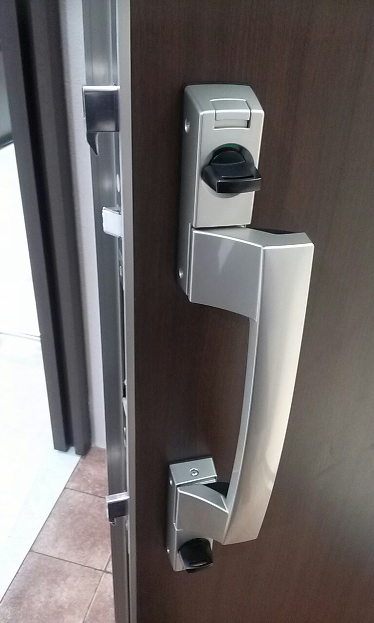 푸쉬풀 핸들과 갈고리형 데드볼트가 적용된 일본 현관문