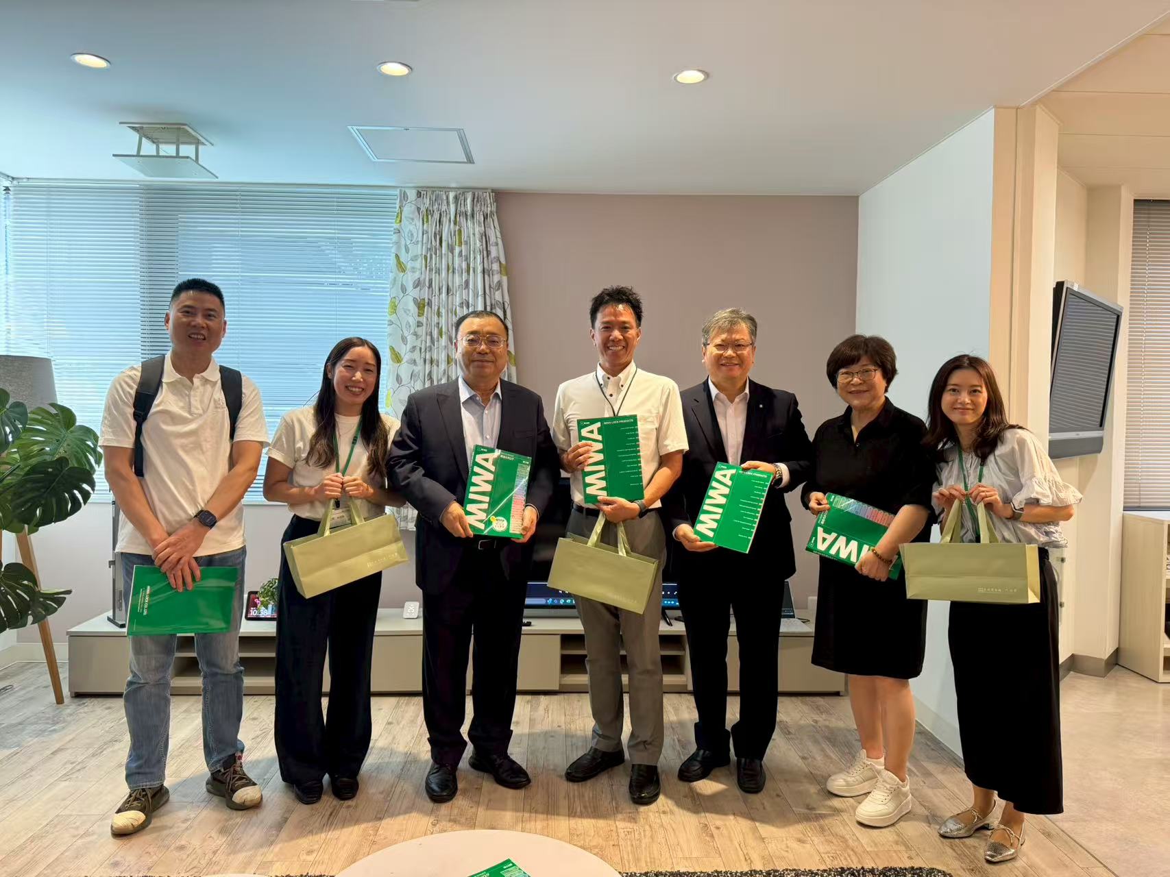 A delegation from the China National Hardware Association and JK Corporation visited the Miwa Lock Headquarter in Tokyo, Japan