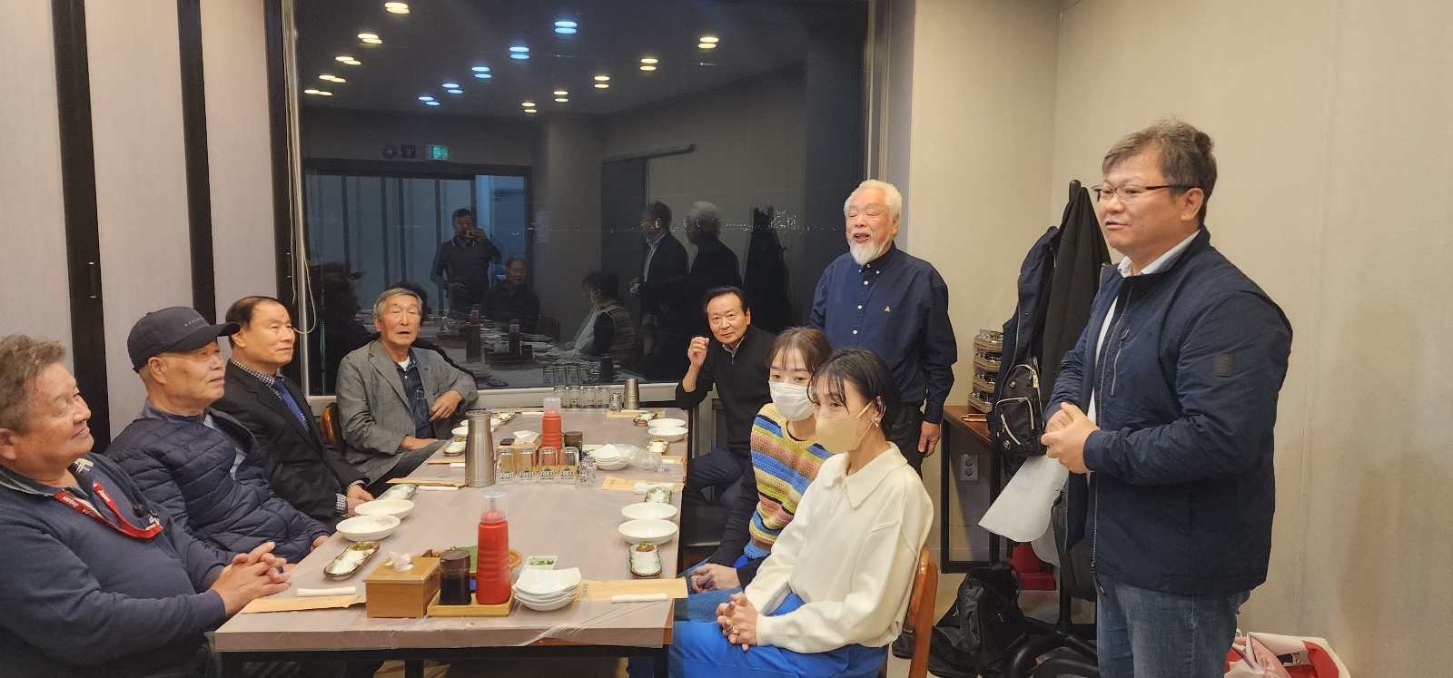 ALOA JAPAN 요시오 스즈키 회장이 환영 인사말을 전하고 ALOA KOREA 이윤석 대표가 통역하고 있는 모습 | ALOA JAPAN Chairman Yoshio Suzuki delivers a welcome speech while ALOA KOREA representative Yoon-Seok Lee provides interpretation