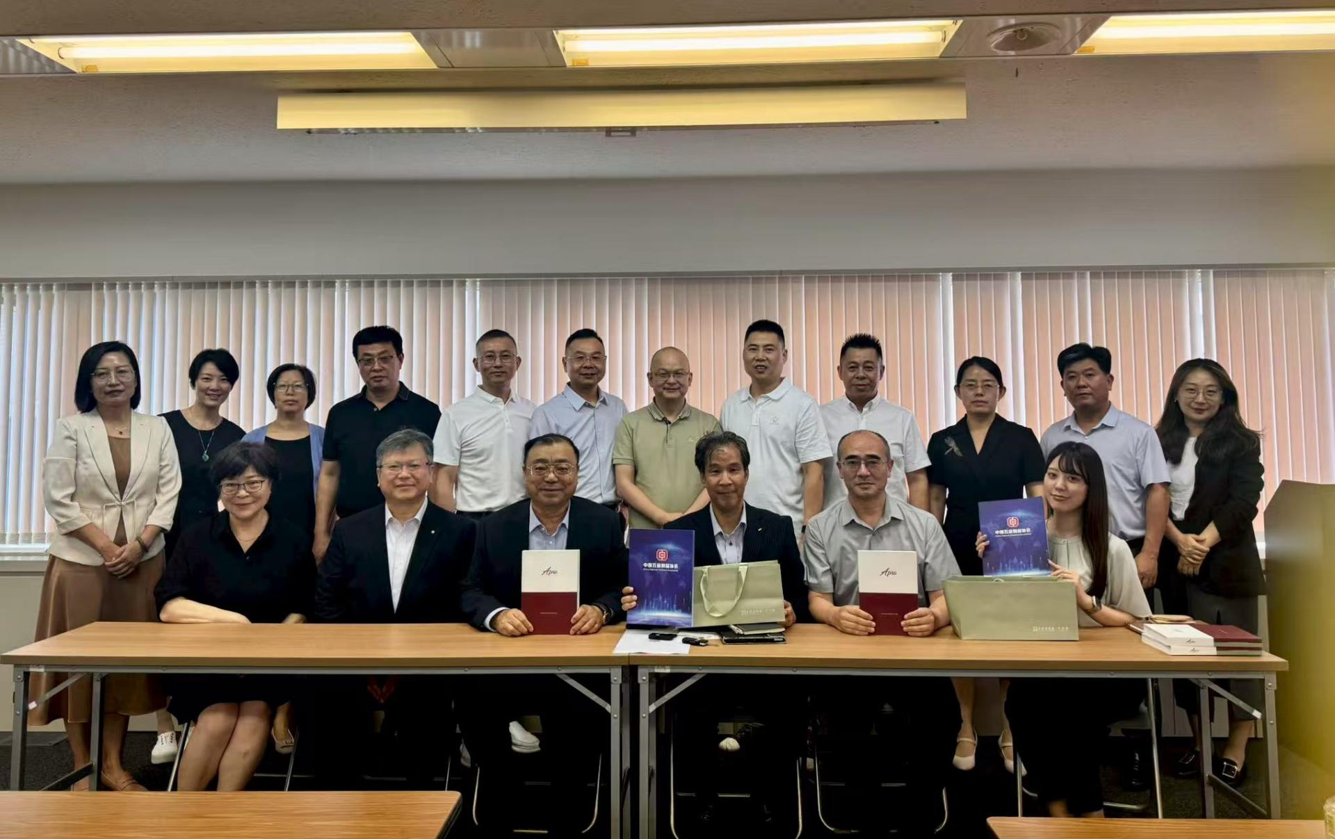 A delegation from the China National Hardware Association and JK Corporation visited the Shibutani Tokyo office in Japan