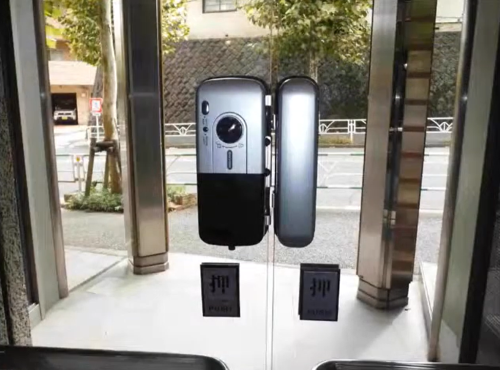 ID-302 유리문 도어락과 스트라이크 홀더가 함께 보이는 실내측 설치 사례 / ID-302 glass door lock and strike holder indoor system view