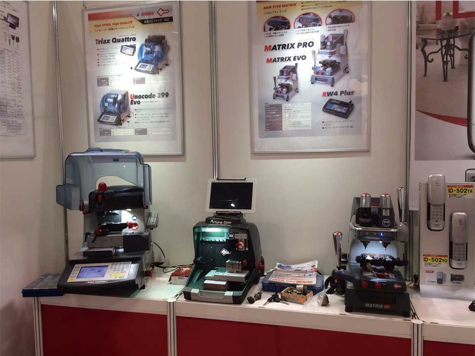 참관객과 상담 중인 부스 모습