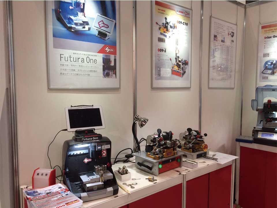 전시 부스에서 촬영한 단체 사진