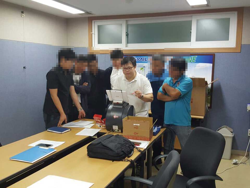 일본 키머신 실습 중인 참가자