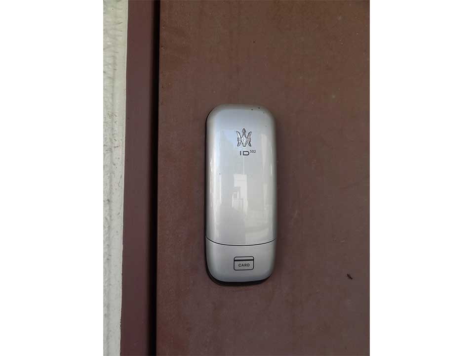 ID502 설치된 출입문 외부