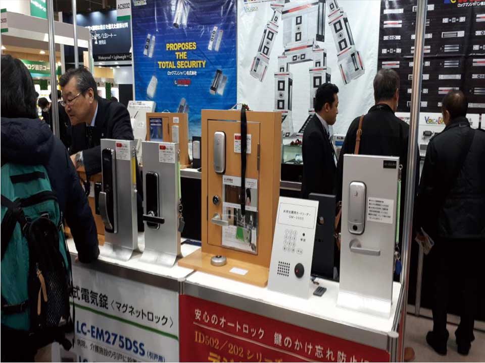 도쿄 건축건자재전 록맨재팬 부스의 디지털도어록 전시와 방문객 상담 | Digital door lock display and visitor consultation at the Lockman Japan booth during the Tokyo Architecture & Building Materials Exhibition