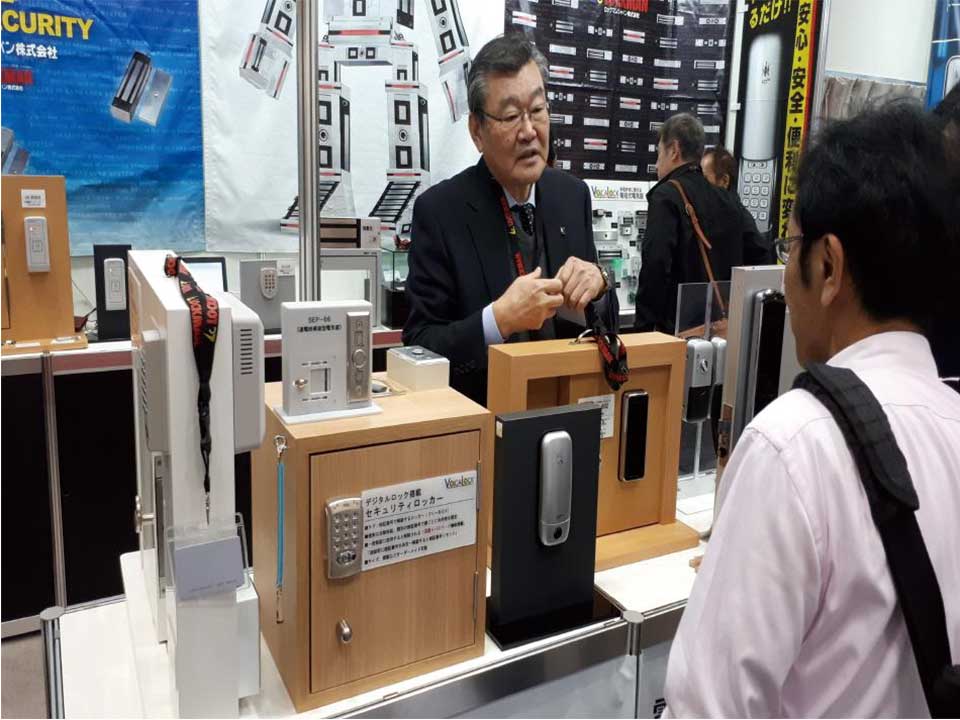 도쿄 건축건자재전 록맨재팬 부스에서 디지털도어록을 시연하는 모습 | Digital door lock demonstration at the Lockman Japan booth during the Tokyo Architecture & Building Materials Exhibition
