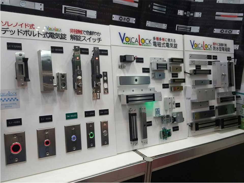 도쿄 건축건자재전 록맨재팬 부스에 전시된 Volcalock 출입통제 제품 | Volcalock access control products displayed at the Lockman Japan booth during the Tokyo Architecture & Building Materials Exhibition