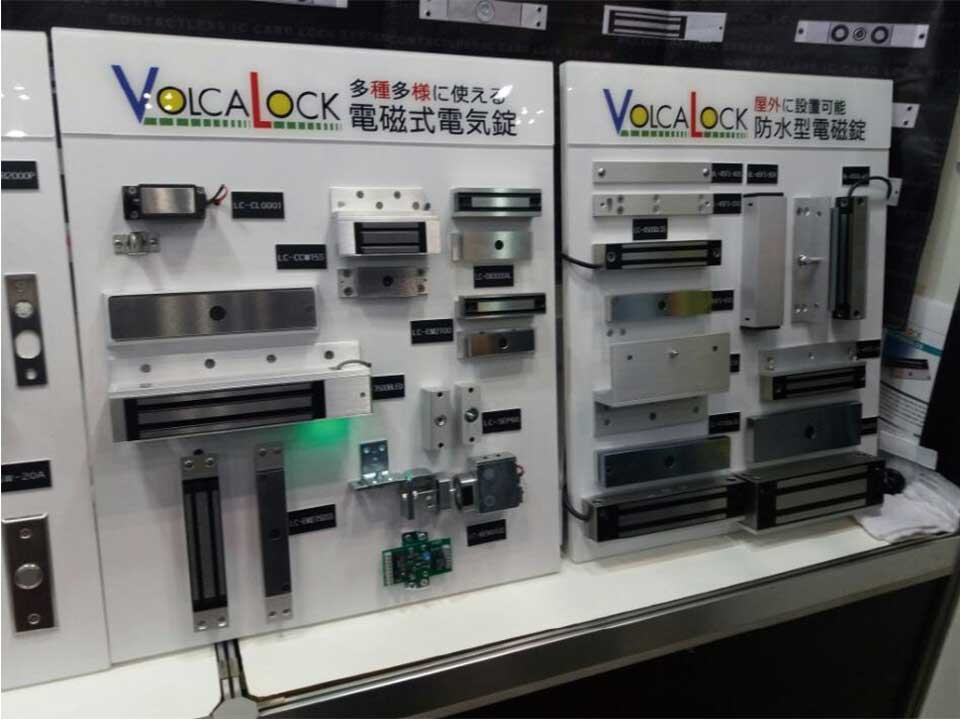 도쿄 건축건자재전 록맨재팬 부스에 전시된 Volcalock 출입통제 제품 | Volcalock access control products displayed at the Lockman Japan booth during the Tokyo Architecture & Building Materials Exhibition