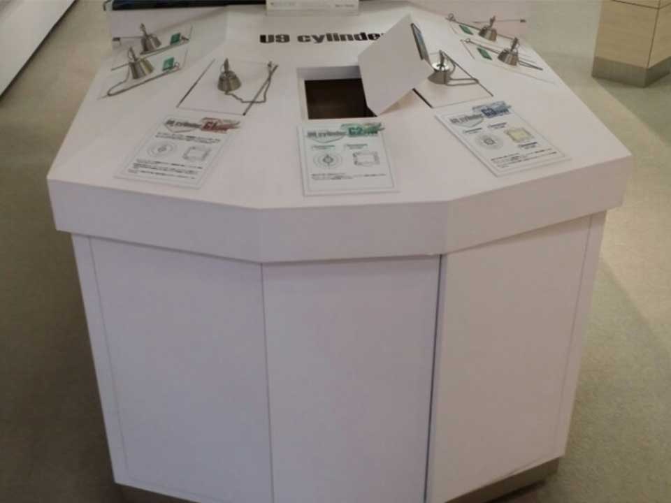 기술 설명을 듣는 방문단