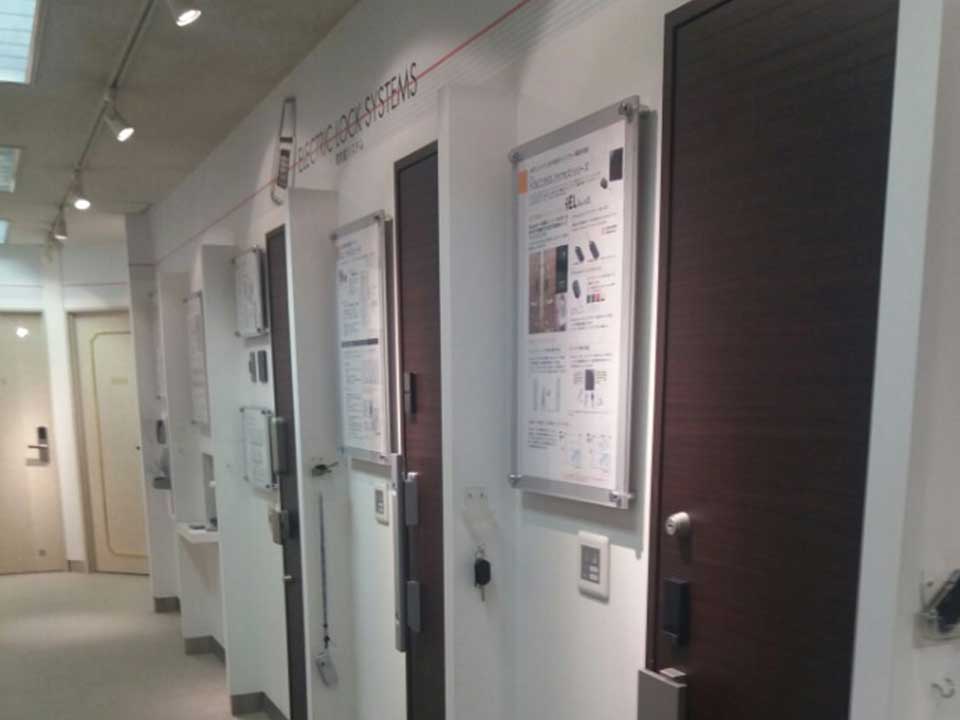 기술 자료 열람 중인 모습