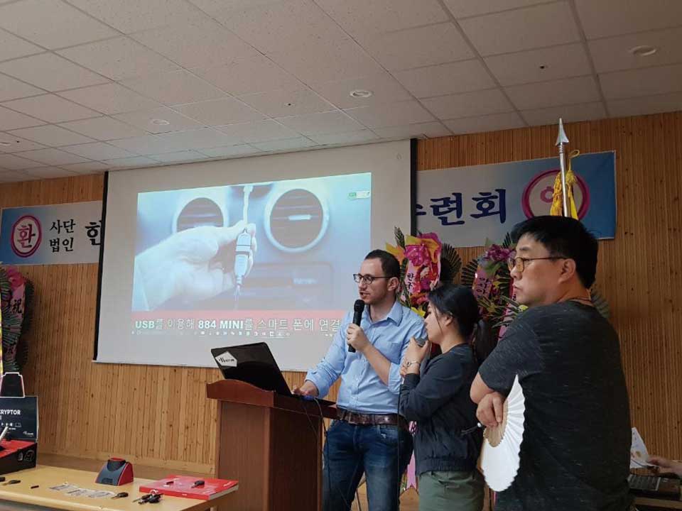 이탈리아 Keyline 기술진이 국내 락스미스 전문가를 대상으로 키머신 교육을 진행하는 모습