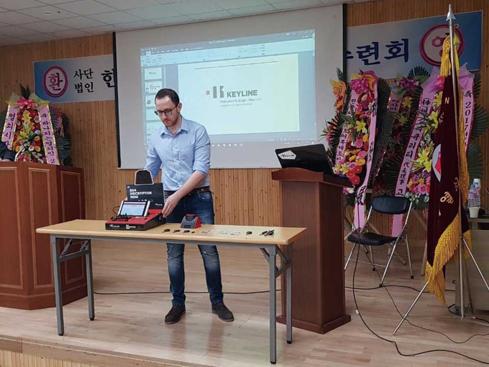 Keyline 키머신을 이용해 정밀 키 커팅 과정을 시연하는 모습