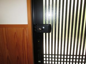 ID-602Bhook 디지털도어락 도입 사례 - 현관 미닫이문 실내측 후크락 설치 이미지