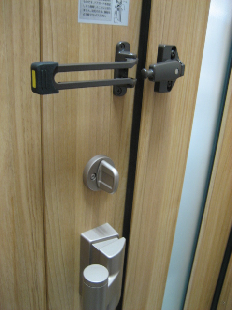 일본 주거용 현관문에 설치된 Door Guard 보조잠금장치