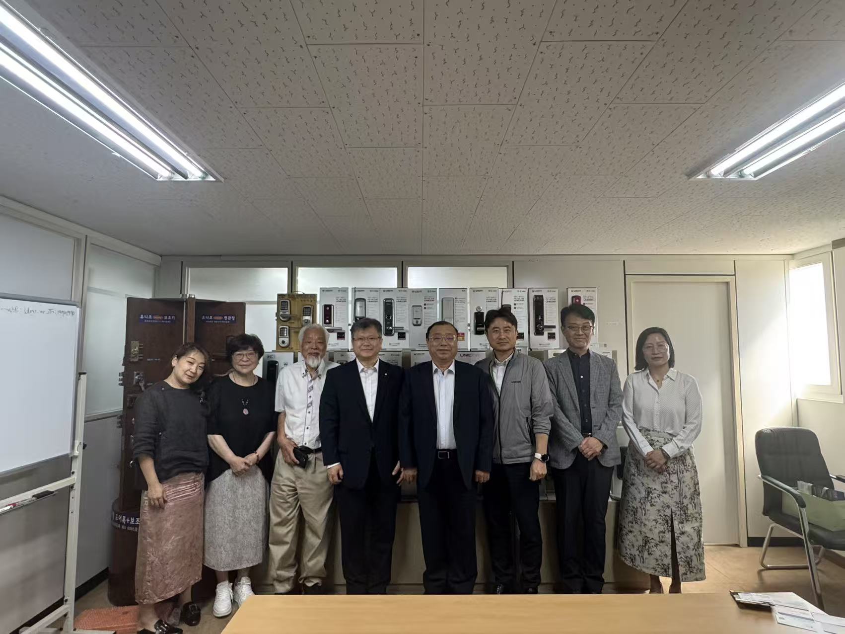 2025년 유니코에서 촬영한 한·중·일 스마트락 업계 관계자 교류 사진