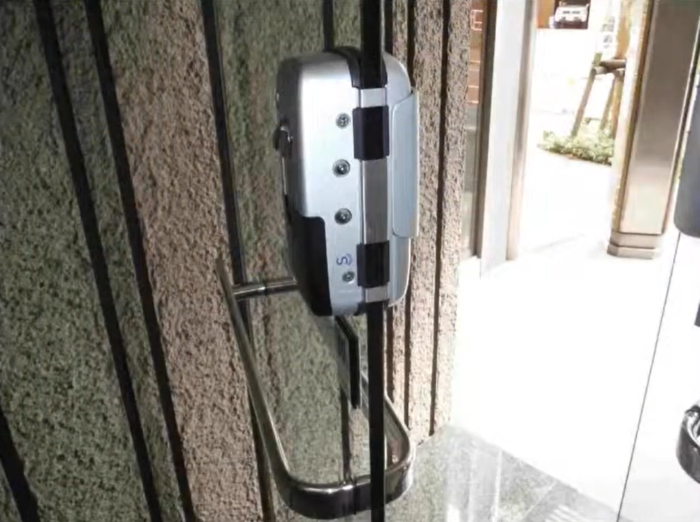 ID-302 유리문 도어락 실내측 측면 설치 사례 / ID-302 glass door indoor side view installation case