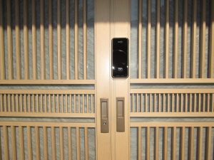 ID-602Bhook 디지털도어락 도입 사례 - 목재 미닫이문 외부 설치 근접 이미지
