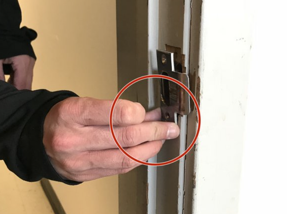 Strike plate installed on the door frame showing the opening for latch bolt and deadbolt 문틀에 설치된 스트라이크로 라치볼트와 데드볼트가 들어가는 받이 구조